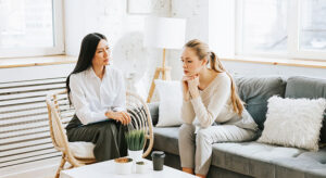 Duas mulheres. Uma terapeuta e uma paciente falando sobre o janeiro branco.